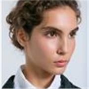 Profesora de Humanidades e idiomas para futuros cerebritos.