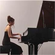 Profesora con experiencia dando clase de piano a niños. 