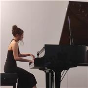 Profesora con experiencia dando clase de piano a niños.