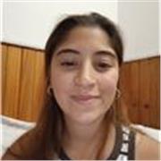 Profesora de español imparte clases a niños de edades tempranas