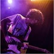 Prof à domicile donne des cours de piano et guitare en musiques actuelles sur Bordeaux et alentours. Formé au CIAM