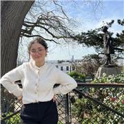 Professeur particulier donne des cours de soutien aux étudiants voulant s’améliorer en Anglais