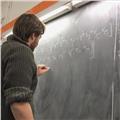 Docente di fisica e matematica impartisce lezioni per studenti di scuole medie, liceo e università