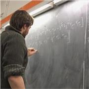 Docente di Fisica e Matematica impartisce lezioni per studenti di scuole medie, liceo e università