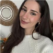 Studentin, die Türkisch, Deutsch & Englisch fließend spricht.