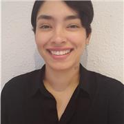 Profesors de yoga y meditación imparte clases a niños y niñas de todas las edades