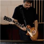 Insegnante di chitarra con formazione jazz impartisce lezioni in presenza di chitarra e armonia musicale