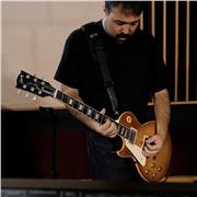 Insegnante di chitarra con formazione jazz impartisce lezioni in presenza di chitarra e armonia musicale