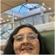 La profesora imparte clases a todas las edades.Niños,adolescentes,adultos