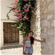 Actualmente estoy estudiando, soy una 
Chica, responsable y organizada con buenas notas.Daría clases a niños cursando la ESO