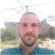 Graduado de derecho, imparte clases de matemáticas
