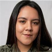 Profesora de inglés imparte clases de inglés a todas las edades