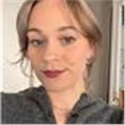 Passionnée par l’art, je transmets mes connaissances avec enthousiasme