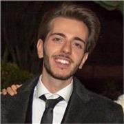 Giovane docente offre lezioni personalizzate per superare ogni ostacolo in modo brillante.