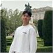 Diseñador gráfico titulado con amplia experiencia en creación de contenido digital, ofrece clases prácticas de diseño online