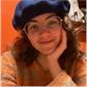 Studentessa universitaria impartisce lezioni d’inglese a studenti della scuola media e superiore