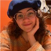 Studentessa universitaria impartisce lezioni d’inglese a studenti della scuola media e superiore