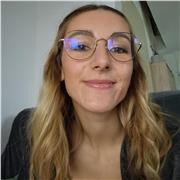 Jeune enseignante proposant du soutien scolaire