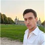 Engagierter Englisch-Nachhilfelehrer, der Lernenden verständliche Unterstützung ermöglicht