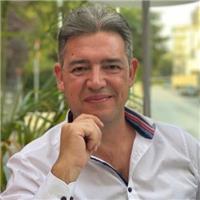 Dottore in Economia, Docente abilitato di Diritto ed Economia impartisce lezioni di Economia e Diritto
