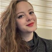 Eine Anwältin für türkisches Recht, die Menschen jeden Alters entsprechend ihren Bedürfnissen die türkische Sprache lehrt.