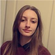 Jeune étudiante ayant l’envie d’apporter son aide au plus petit
