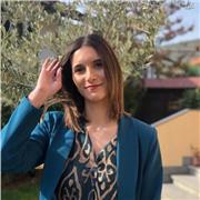 Laureata in Lingue dà lezioni di francese a studenti e studentesse di ogni fascia d'età