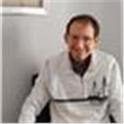 Insegnante di scuola guida abilitato impartisce lezioni per il superamento teorico di tutte le categorie di patente