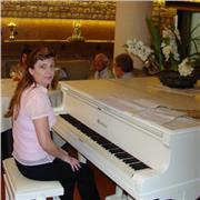 Offro lezioni di pianoforte, teoria e solfeggio, ad un pubblico che va dai 6 di età in su.