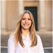 Madrelingua francese e inglese, insegna entrambe le lingue a studenti di tutti i livelli.