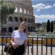 Studentessa universitaria impartisce lezioni ad alunni delle elementari e medie