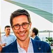 Avvocato specialista in diritto tributario impartisce lezioni di diritto a studenti di scuola media secondaria