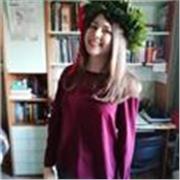 Laureata in lingue e letterature straniere all'Università degli Studi di Firenze e alla Universität Bonn impartisce lezioni di tedesco