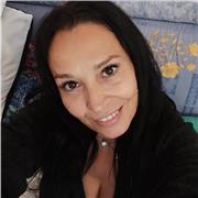 Laureata in lingue in Germania, impartisce lezioni per ogni livello ed esigenza: dalle scuole dall'obbligo ai corsi universitari. Anche lezioni di gru