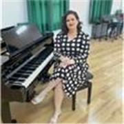 Profesora de Música, especializada en las materias de Piano, Canto y Lenguaje Musical