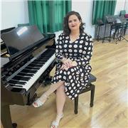 Profesora de Música, especializada en las materias de Piano, Canto y Lenguaje Musical