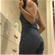 Persona activa ofrece clases de ejercicio físico para principiantes, ideales para mejorar condición física y motivación.