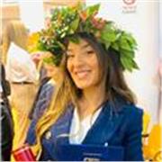 Laureata in lingue, impartisce lezioni di inglese, spagnolo, italiano e qualsiasi materia per medie ed elementari