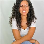 Profe de lengua e inglés imparte clases de refuerzos a estudiantes de primaria y secundaria