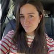Estudiante de psicología imparte clases de refuerzo para niños y niñas en primaria.