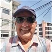 Profesor de francés, graduado en La Sorbona de París, Doctor en Educación y Máster en Ergonomía, dicta clases de francés en línea
