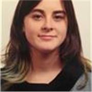 Studentessa offre aiuto per lo svolgimento dei compiti