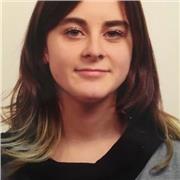 Studentessa offre aiuto per lo svolgimento dei compiti