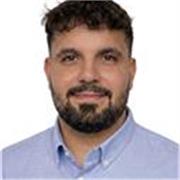 Profesor de pádel con años de experiencia que ofrece clases particulares para todas las edades.