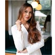 Profesional en comunicación social y periodismo, con 8 años de experiencia entrenando a líderes en oratoria y comunicación. 