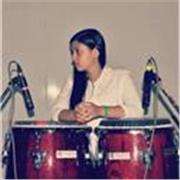 Soy profesora de percusión latina, especializada en bongó y congas, con un enfoque práctico, musical y dinámico