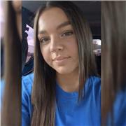 Logopädie Studentin, die Deutsch in allen Altersklassen und Schwierigkeitsstufen unterrichtet