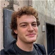 Insegnante di inglese per bambini e adulti di Milano, diplomato in lingue e con quattro anni di studio universitario in inglese.