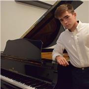 Doy clases de piano de todos los niveles cuento con experiencia laboral de 3 años, además, sigo ampliando mis estudios cursando el grado superior en interpretación en el Real Conservatorio Superior de Musica Victoria Eugenia de Granada