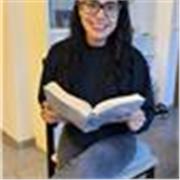 Comunicadora y periodista con diez años de experiencia. Enseño español a través de la literatura. 